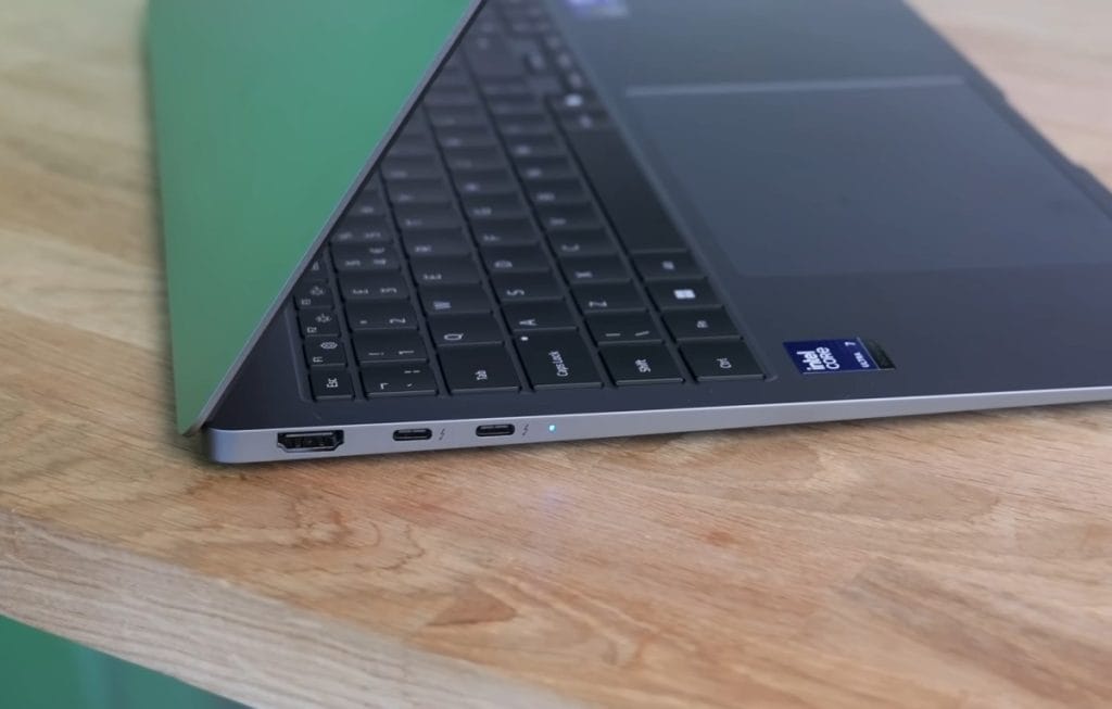 Laptop Samsung Galaxy Book 5 Pro with USB and Thunderbolt ports on a wooden table.